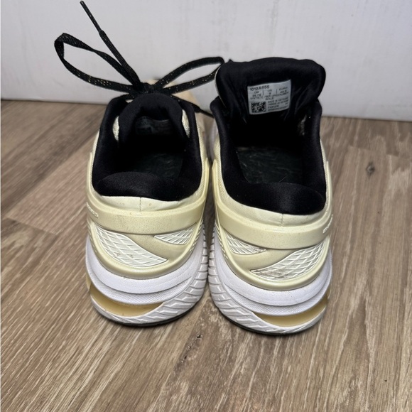 Asics Women's Gel-Kayano 26 Ivory/Gold Running Shoes Size 9 - Picture 2 of 5